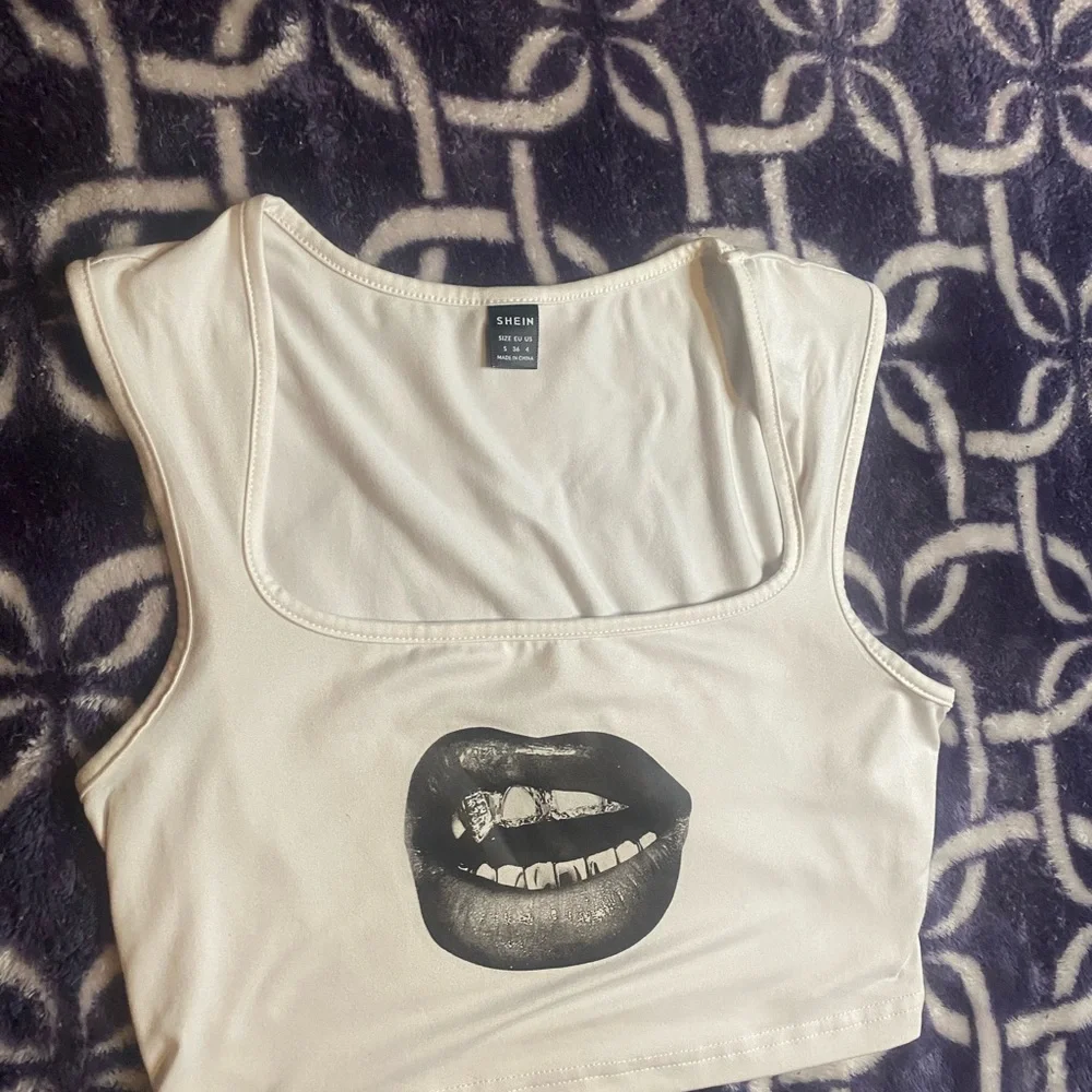 SHEIN White Crop Top with Black Lip Graphic - Picture 4 of 6